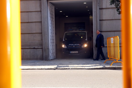 A police van carrying jailed minister Jordi Turull outside the Spanish Supreme court (by Tània Tàpia)