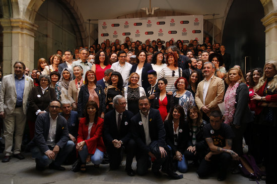 Barcelona mayor Ada Colau, accompanied by local councilors and writers on Sant Jordi day (by Aleix Freixas)