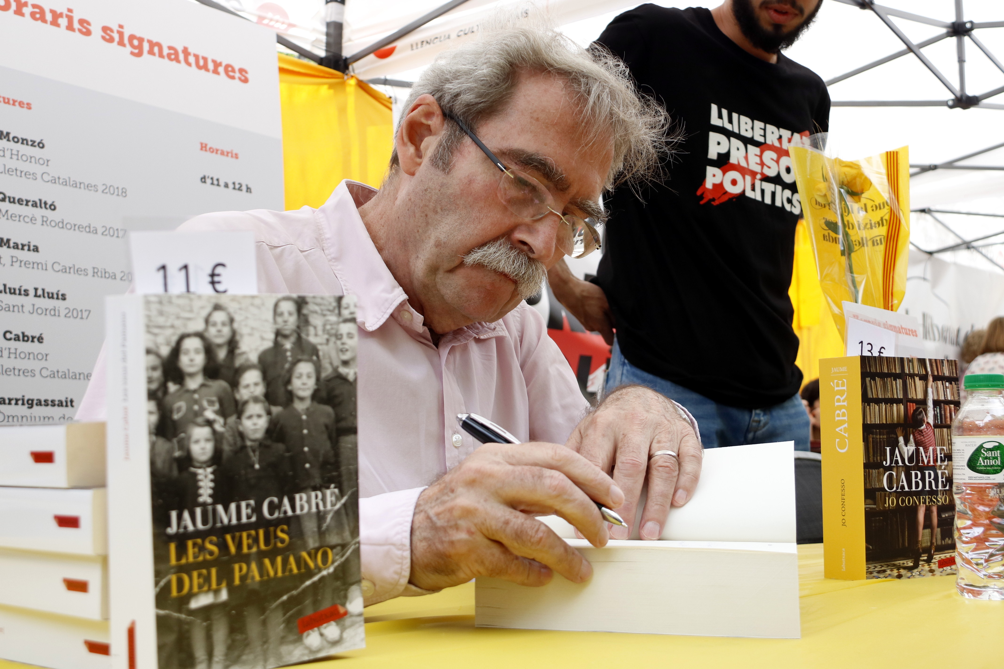 Writer Jaume Cabré during Sant Jordi (by ACN)