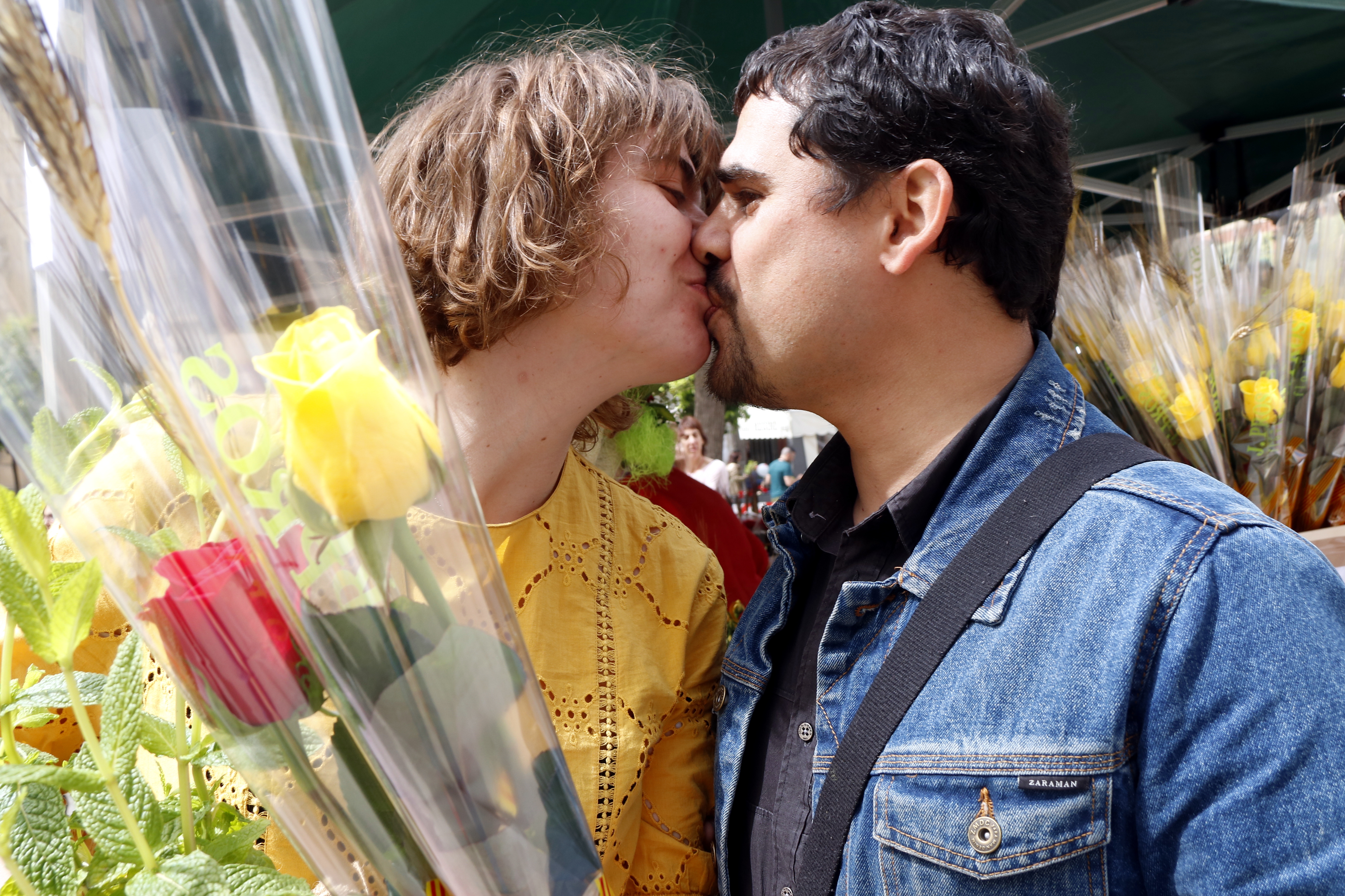 A couple kisses during Sant Jordi (by ACN)