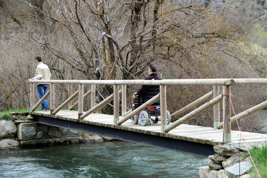 Two men cross over a bridge on Noguera Pallaresa on April 24 2018 (by Marta Lluvich)