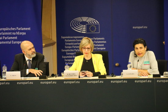 Petitioners Carlos Silva and Ana Losada (left and right), with MEP Beatriz Becerra (center)