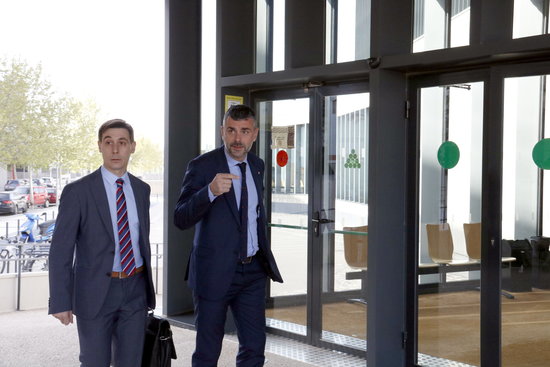 Santi Vila and his lawyer arrive at the courthouse in Osca on April 25 2018 (by Laura Cortés)