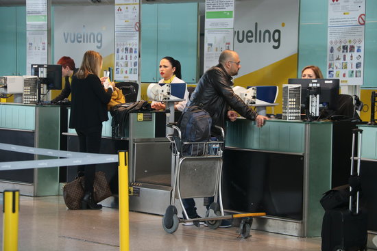Passengers checking in at Vueling desk (by ACN)