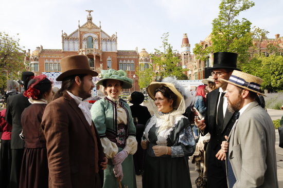 People dressed in period costumes, at a reenactment of modernist Catalonia in Sant Pau Hospital (by Guillem Roset)