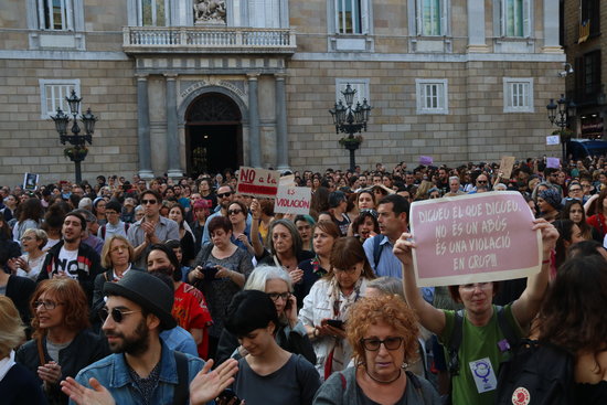 Image of the demonstration in Barcelona to reject the verdict for the 'Manada case' on April 26, 2018 (by Elisenda Rosanas)