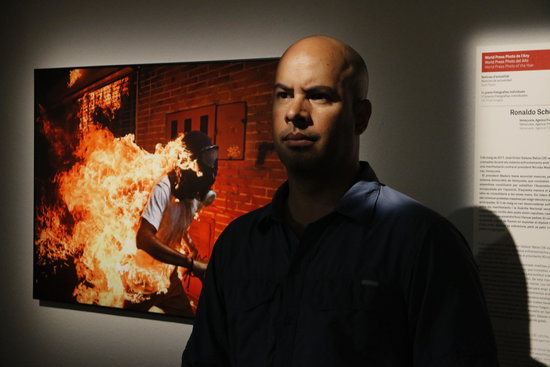 Venezuelan photographer Ronaldo Schemidt with the winning photo of this year’s edition of the World Press Photo (by Guillem Roset)