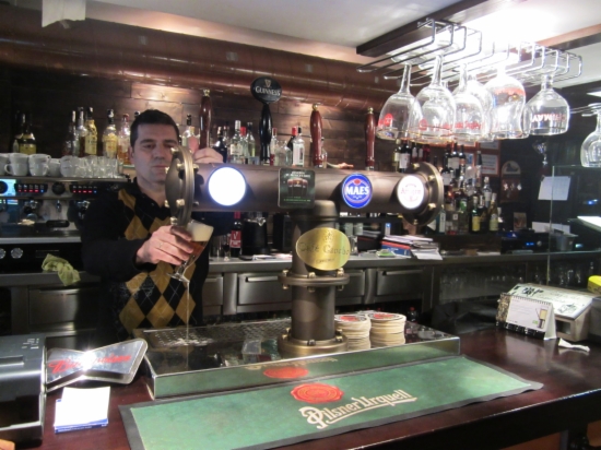 A bartender in a bar in Cerdanyola del Vallès serving a beer in 2012 (by Norma Vidal)