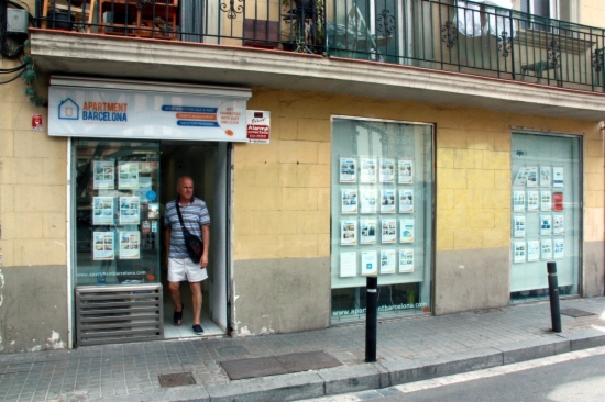 A tourist leaving a letting agency in Barcelona (by ACN)