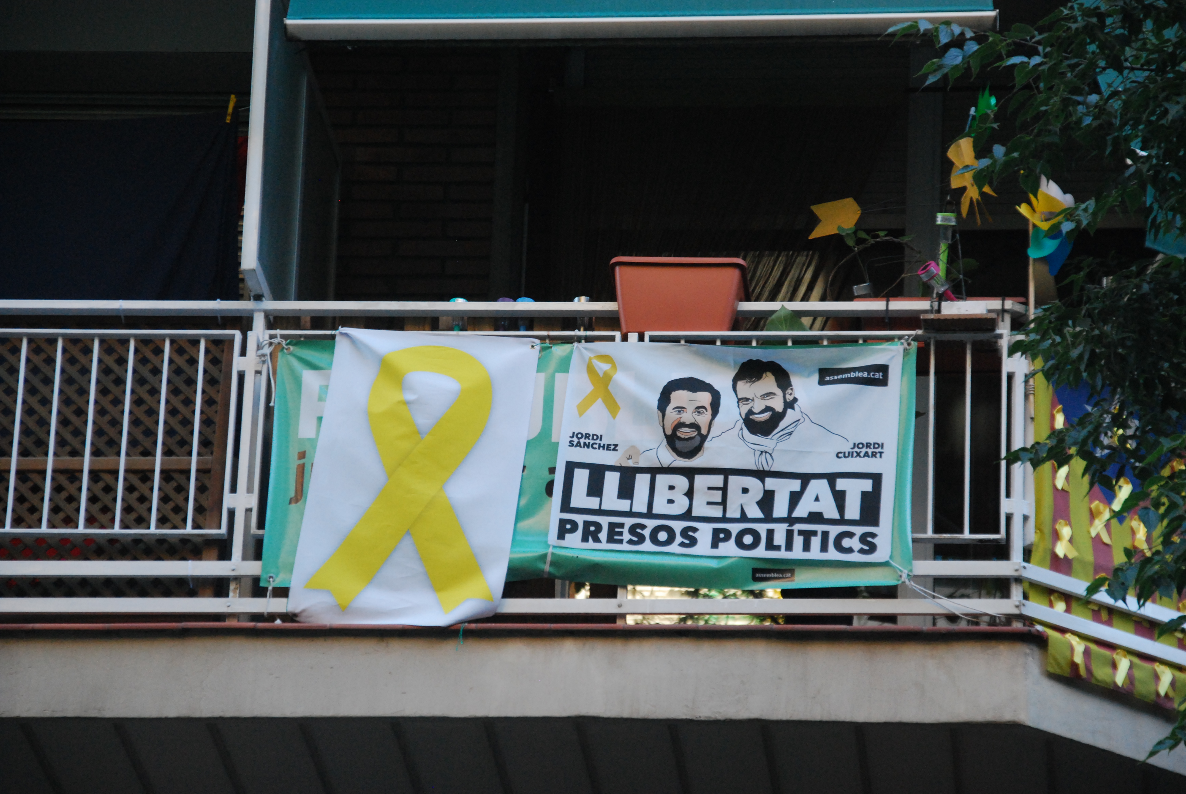 Referendum and yellow ribbon symbols (by Marta Pedregal)