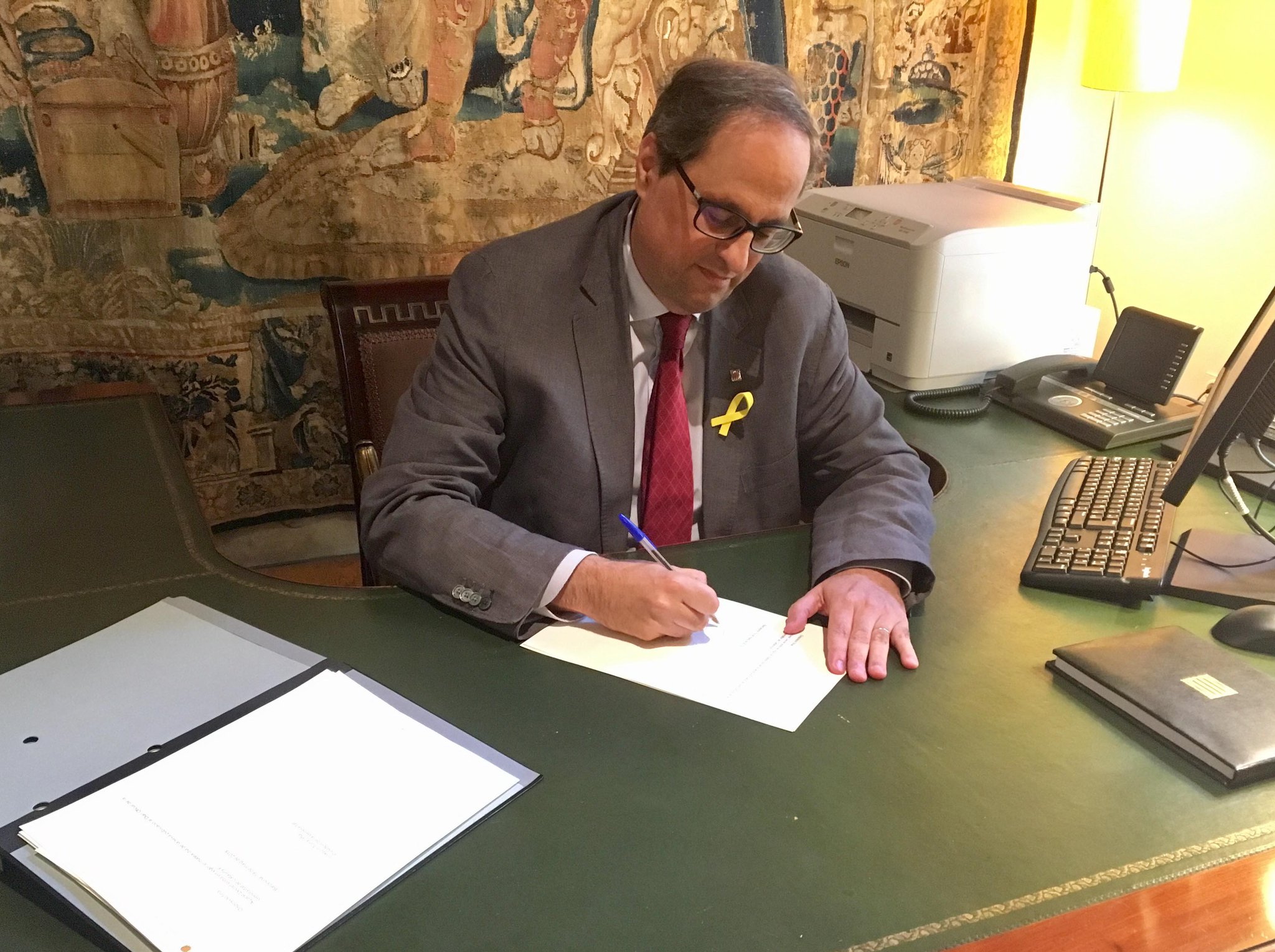 Catalan president Quim Torra signs the nomination for the new ministers of the Catalan government on May 19 2018 (Catalan government)