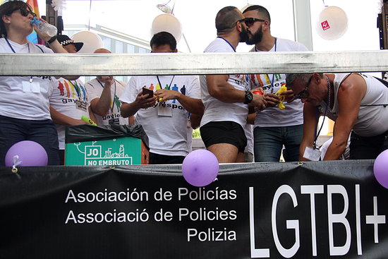 Two men kissing on a float advocating for the rights of LGBTQI+ police in Barcelona on July 8 2017 (by Emma Pons)
