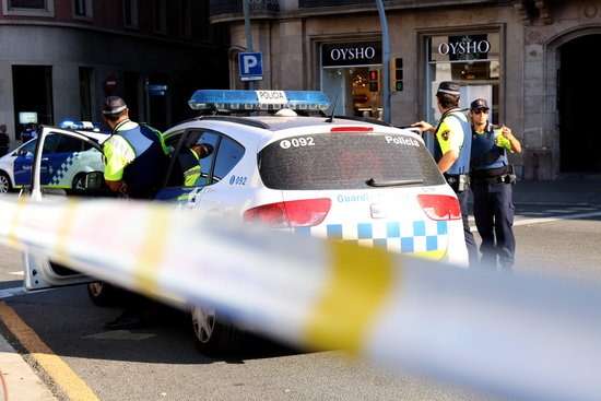 Catalan police cordon off surroundings of Barcelona's La Rambla in the aftermath of the August 17 terror attack (by Núria Júlia)