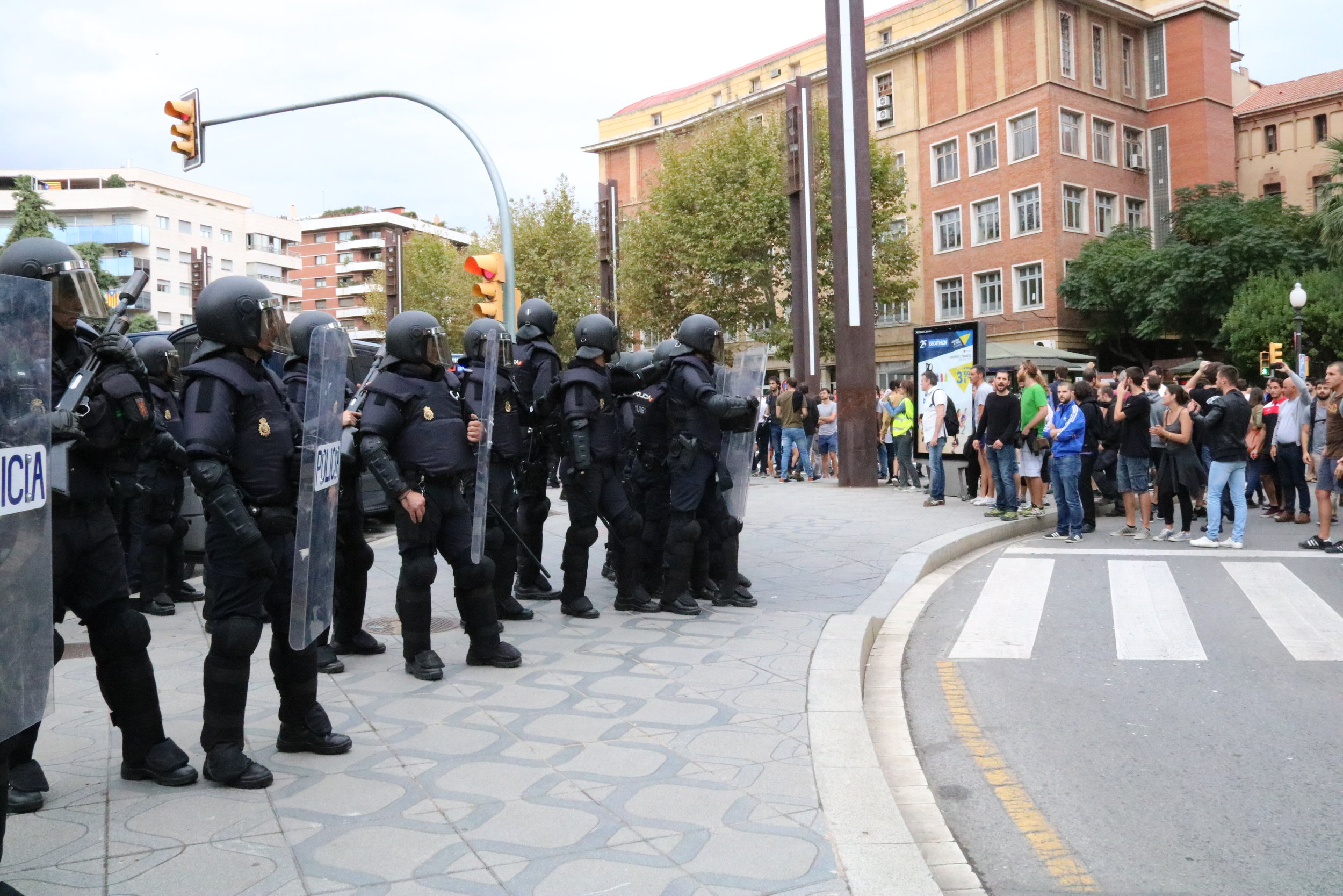 Some police officers in a Tarragona square on October 1, 2017 (by Núria Torres)