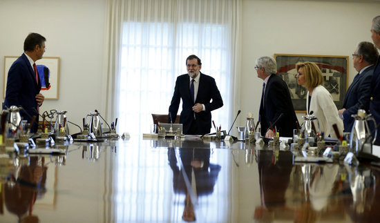 The Spanish president, Mariano Rajoy, with his ministers in the cabinet meeting on October 21, 2017 (by EFE)