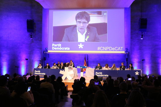 Carles Puigdemont addressing PDeCAT members from Brussels (by ACN)