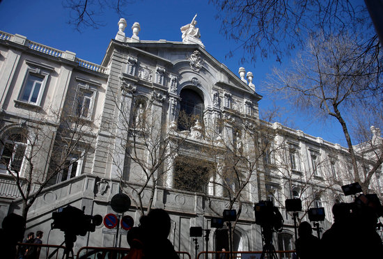 Outside the Spanish Supreme Court (by ACN)