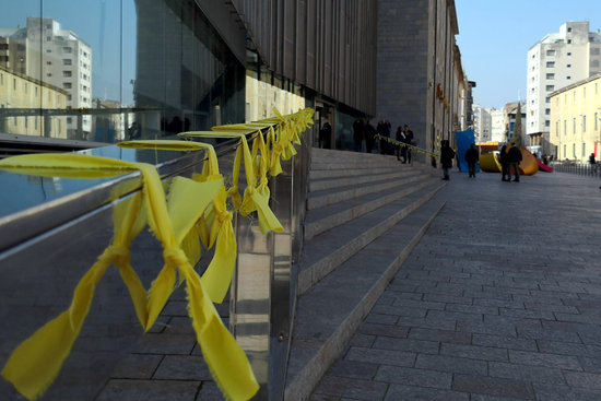Yellow ribbons outside the Catalan government delegation in Girona on February 23, 2018 (by ADIC association)