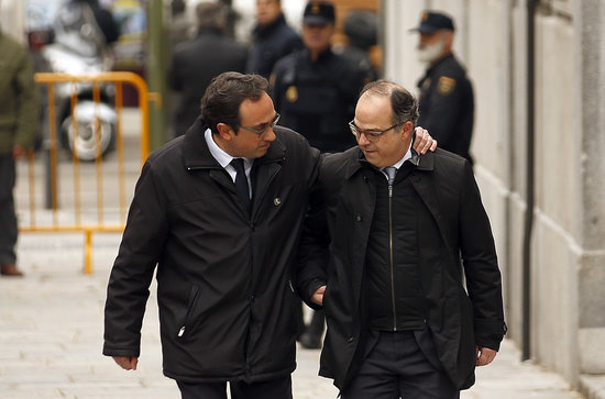 Deposed Catalan ministers Josep Rull (left) and Jordi Turull arrive in Spain's Supreme Court on March 23 (by Javier Barbancho)