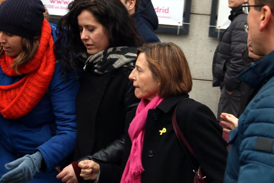 Former parliament speaker Carme Forcadell leaving the Supreme Court, surrounded by journalists on March 23 2018 (by Pol Solà)