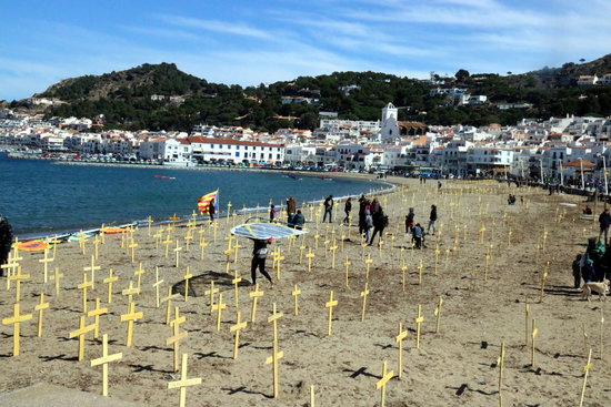 A beach in Port de Selva covered in yellow crosses as an act of protest on March 31 2018 (by Gerard Vilà)