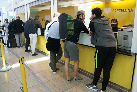 People at customer service during Vueling pilots' strike on Wednesday 25 April (by ACN)