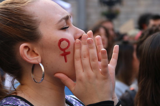 A woman protesting at a rally in Barcelona against the ruling on 'La Manada' gang-rape case (by Núria Julià)