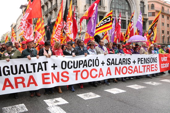 Workers' Day main protest in Barcelona, with a banner reading 'Equality + Occupation + Salaries + Pensions, Now it's our turn' (by Andrea Zamorano)