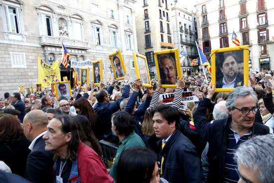 Friends and family members hold photos of jailed pro-independence leaders at a protest to demand their release on May 2 2018 (by Rafa Garrido)