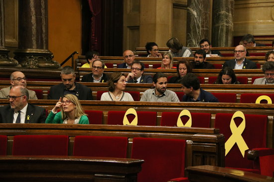 JxCat and ERC MPs sit alongside yellow ribbons in the Catalan parliament on May 3 2018 (by Núria Julià)