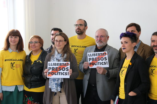 Catalan deposed ministers with writers in Brussels (by Blanca Blay)