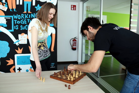 Chess player Anna Muzychuk with a volunteer at TEDxAmposta (by ACN)