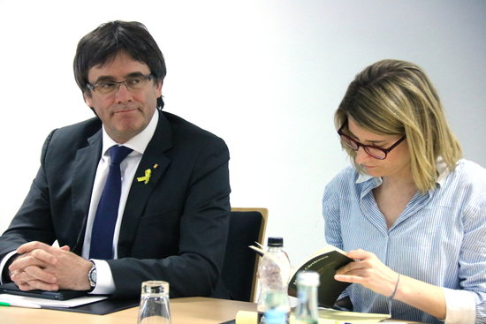 Carles Puigdemont alongside Elsa Artadi at the JxCat meeting in Berlin on May 5 (by Bernat Vilaró)