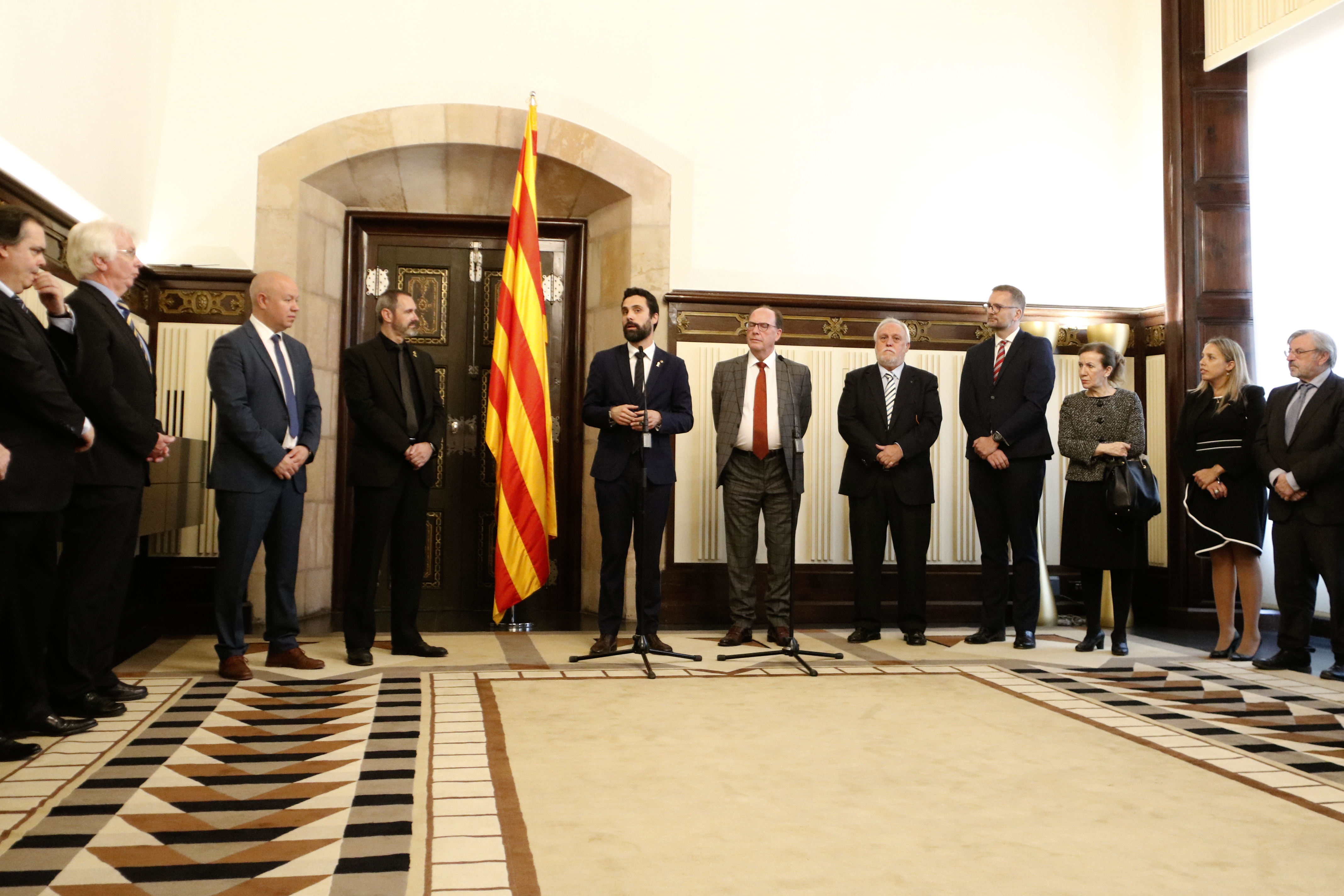 Catalan parliament president Roger Torrent with the consular corps on Europe's Day (by ACN)