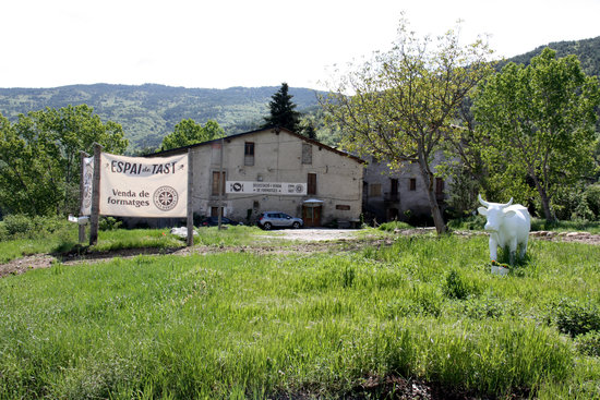 The outside of the cheese shop and maker for Mas d'Eroles in Alt Urgell on May 9 2018 (by Alberto Lijarcio)