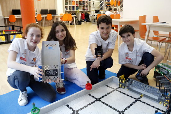 Núria Brusi, Laia Travé, Marc Falgueras and Àngel Roncero, four Catalan students who won an award at the VEX Robotics Competition (by ACN)