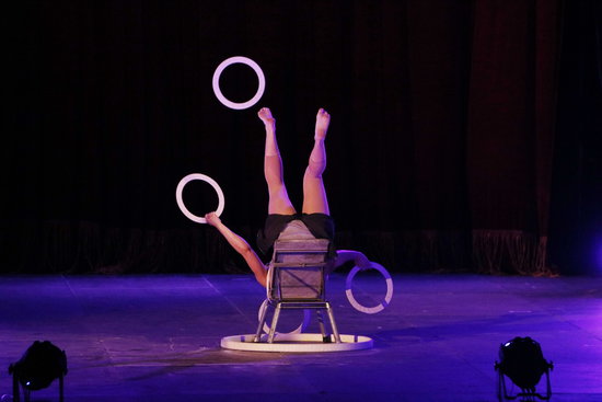 Nata Galinka performing balancing act at inuagurating cabaret of Trapezi, the Circus Fair of Catalonia (by Sílvia Jardí)