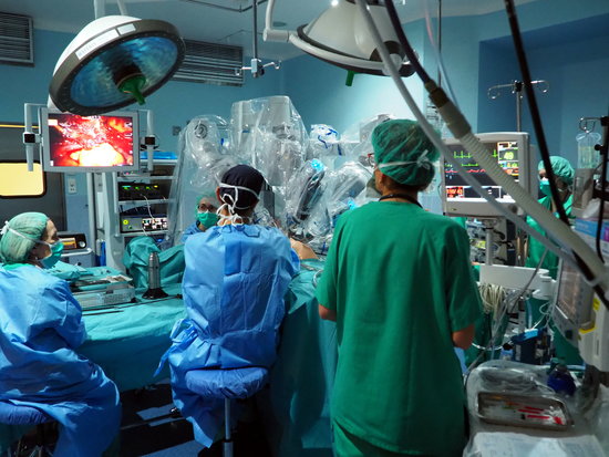 Surgeons working alongside Da Vinci robot at Hospital Trueta in Girona (courtesy of Hospital Trueta)