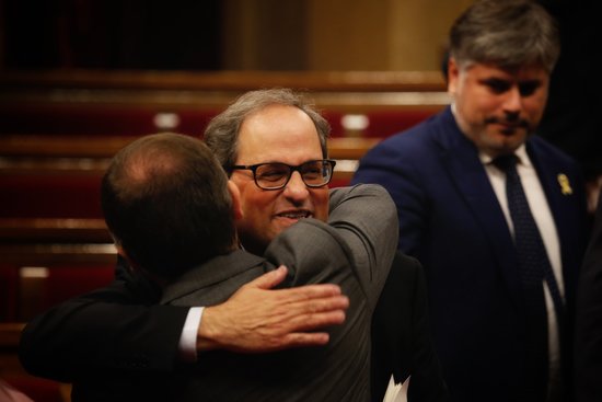 Quim Torra hugs a member of his party after his speech (by ACN)