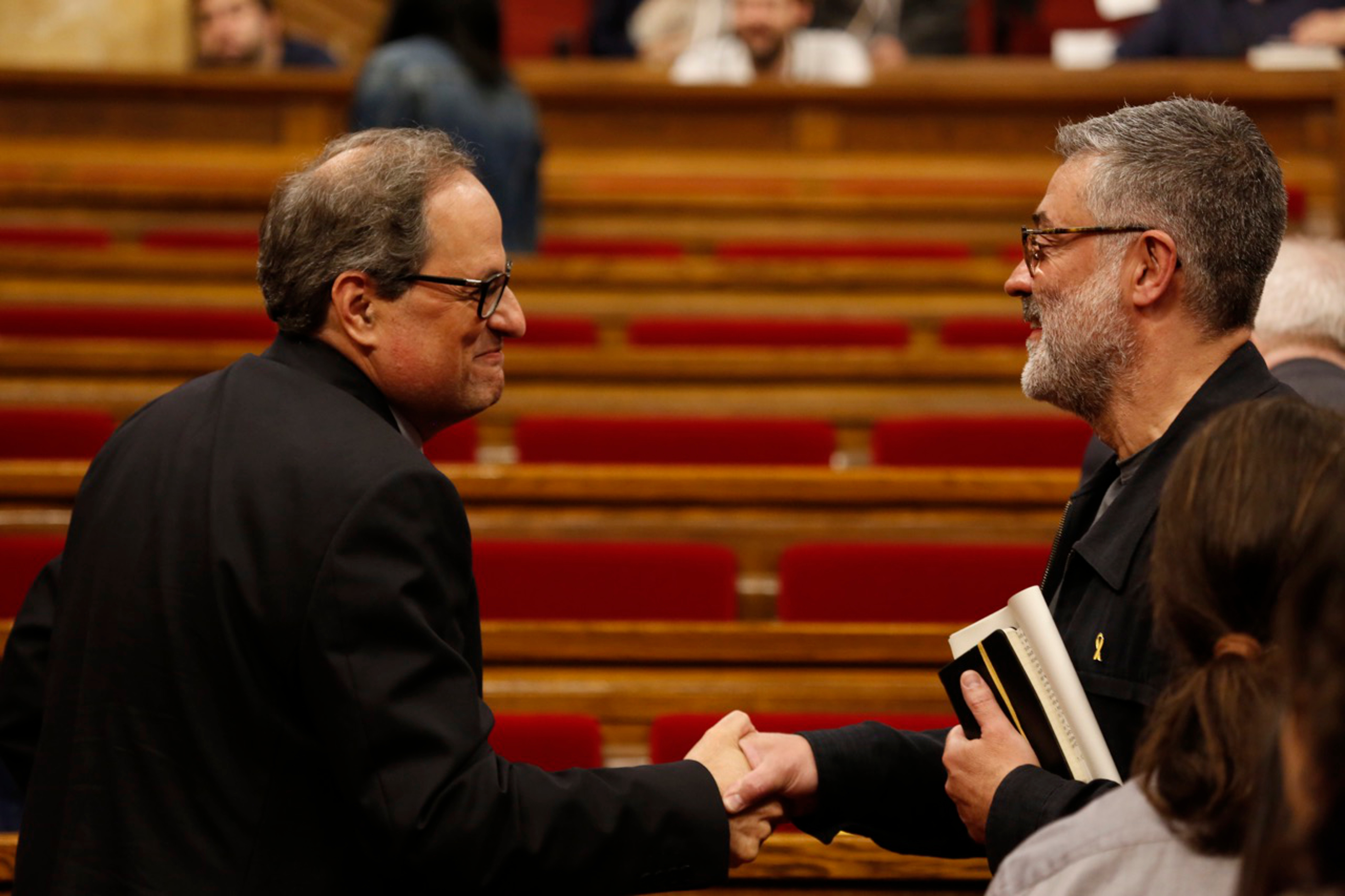 Presidential candidate Quim Torra and CUP MP Carles Riera shaking hands in Parliament (by ACN)