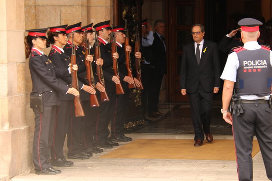The newly elected Catalan president, Quim Torra, saluting some guards of honor of the Catalan police (by Bernat Vilaró)