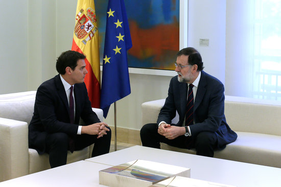 Ciutadans leader Albert Rivera (left) meeting with Spanish president Mariano Rajoy (by Moncloa/ César P. Sendra)