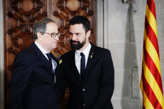 President Quim Torra (left) during his inauguration with the Catalan Parliament speaker on May 17, 2018 (by Marc Rovira)