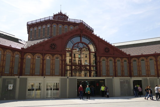Outside the newly renovated Sant Antoni market in Barcelona (by Aleix Freixas)