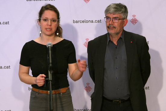 Two local Barcelona councillors, Janet Sanz and Agustí Colom, announcing their decision on Airbnb (by Andrea Zamorano)