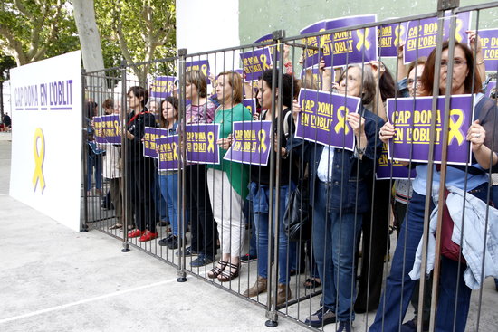 Women symbolically behind bars protest at the 'No woman forgotten' demonstration on May 23 2018 (by Rafa Garrido)