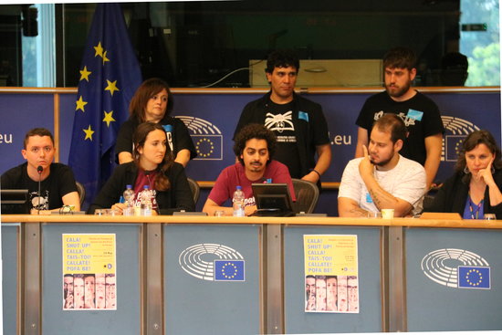The group in support of rapper Valtonyc with also convicted rapper Pablo Hasel (white shirt) at the European Parliament on May 24 2018 (by Blanca Blay)