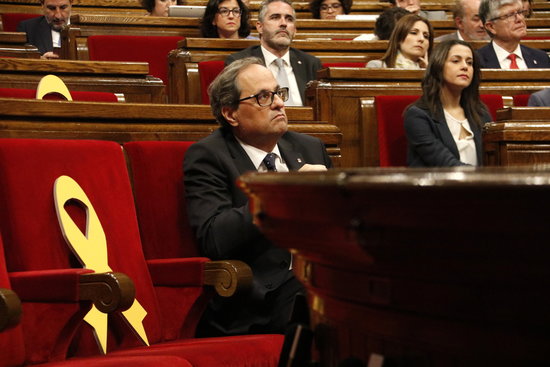 An empty government seat in the Catalan parliament, next to Catalan president Quim Torra (by Núria Julià)