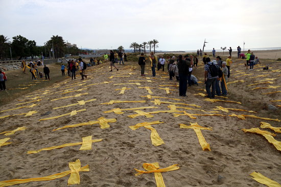 Dozens of towels  were laid down on Mataró's beach on Sunday (by ACN)