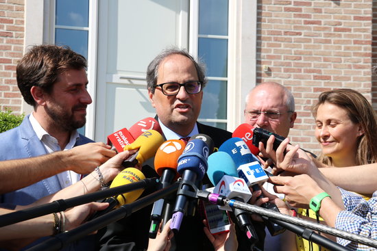 Catalan president Quim Torra talks to the press in Waterloo, Belgium, alongside the three deposed ministers living in Brussels (by Laura Pous)